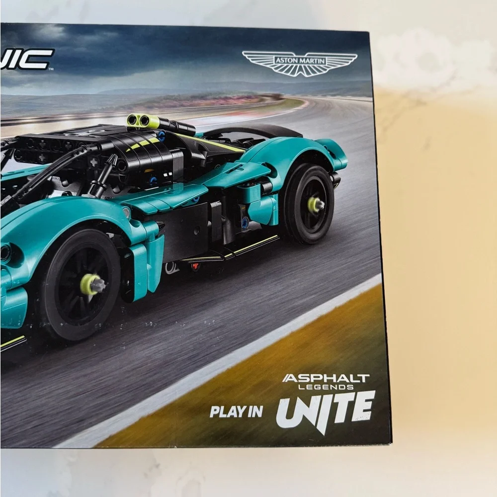 Lego Aston Martin Valkyrie 42208 NEW - Picture 2 of 4